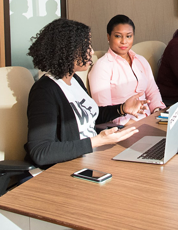 Women discussing business 